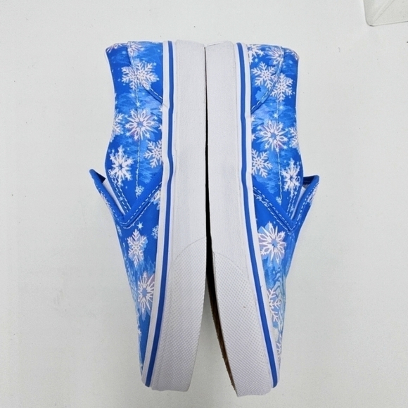 🆕Van's Big Kids 'Snowflakes - Winter Wonderland Blue' Classic Slip-On LTD ED - Picture 2 of 8
